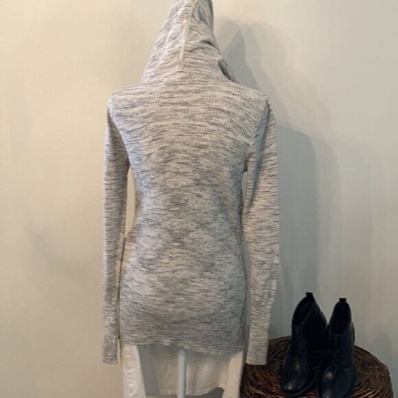 Dakini NWOT szXS heathered grey LS hoodie w/ front pockets & thumb hole sleeves - Picture 6 of 13